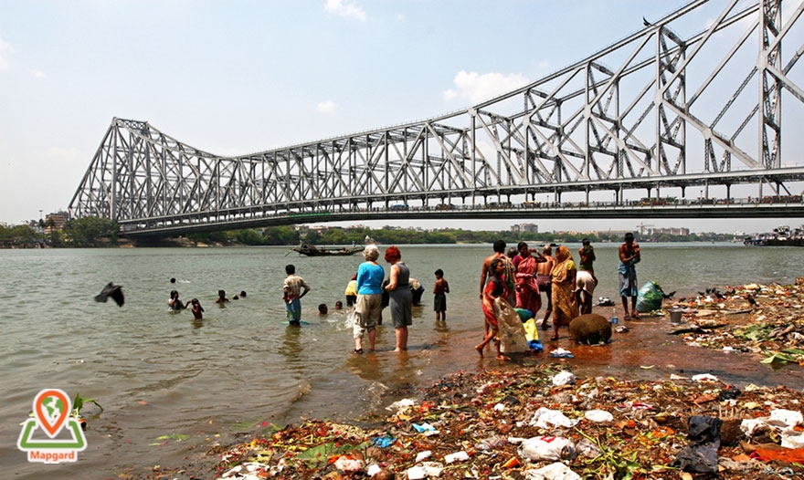 راه رفتن روی پل هورا (Howrah) در کلکته (Kolkata)، هند2