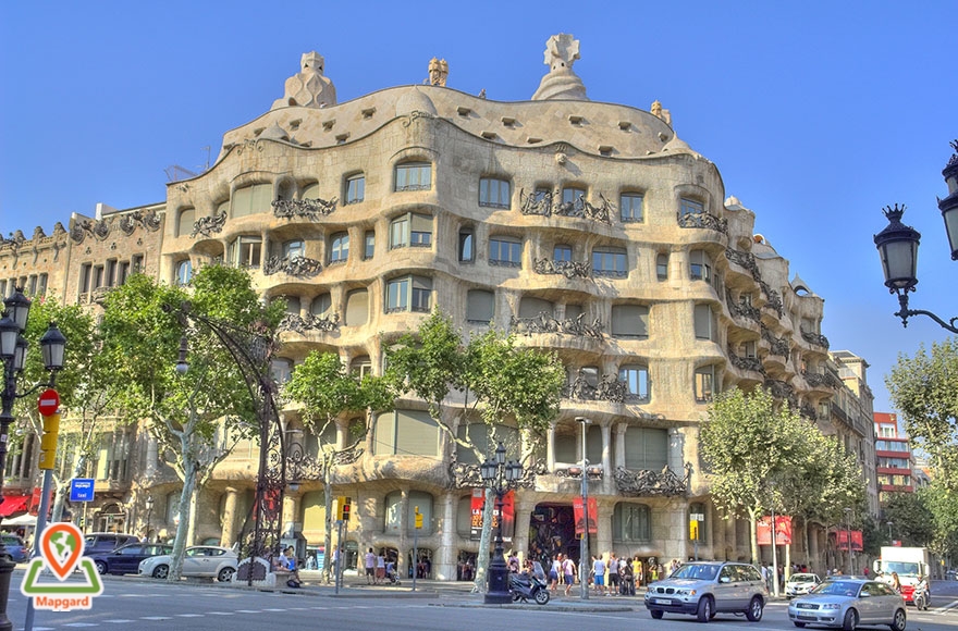 ساختمان گادی کازامیلا (Gaudi's Casa Mila) در بارسلونا، اسپانیا