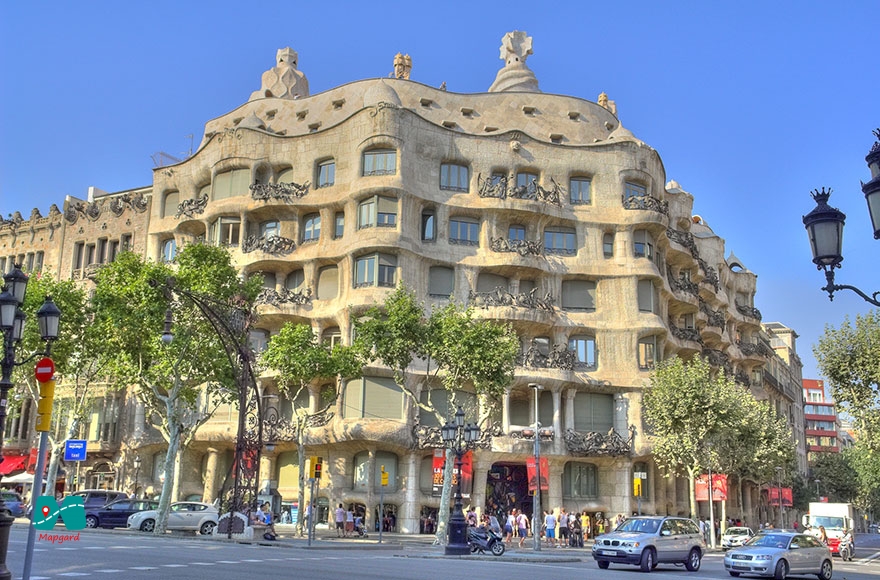 ساختمان گادی کازامیلا (Gaudi's Casa Mila) در بارسلونا، اسپانیا