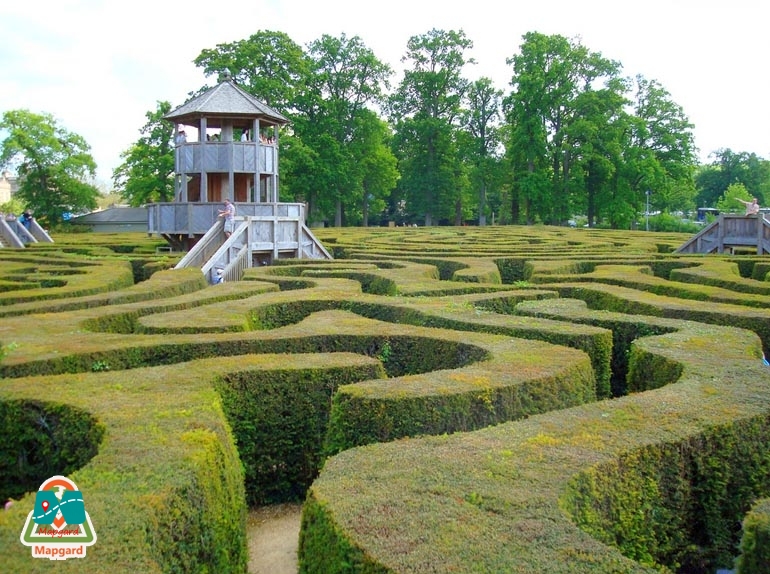 مارپیچ لانگلیت (Longleat Hedge Maze) کجاست و طول آن چقدر است؟