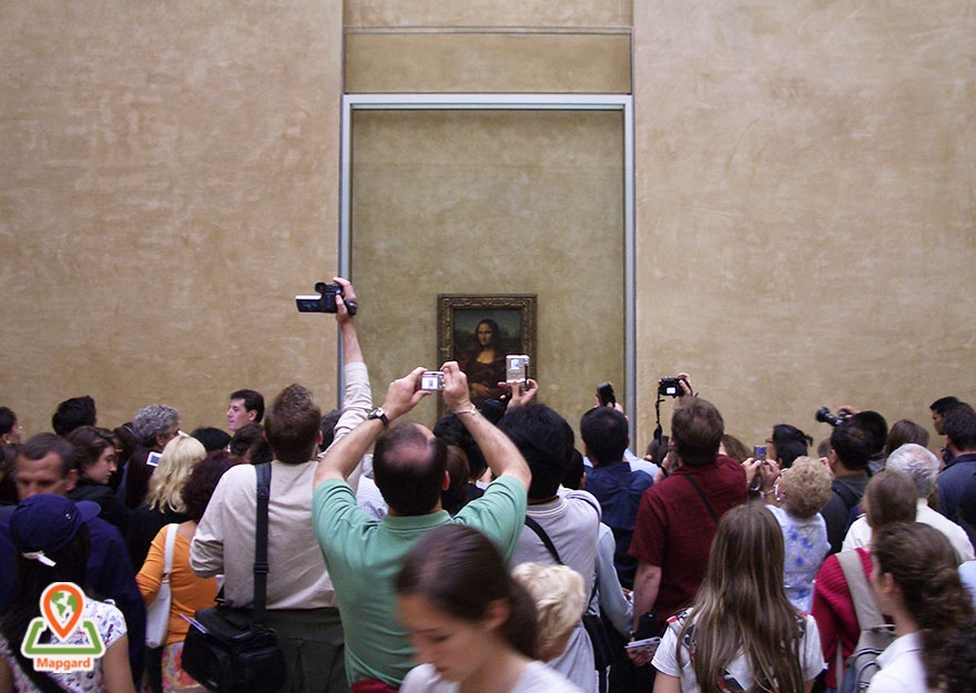 تماشای تابلوی مونالیزا در موزه لور (Louvre Museum)، پاریس، فرانسه3