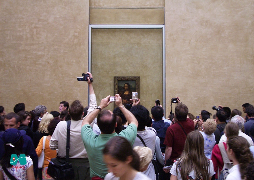 تماشای تابلوی مونالیزا در موزه لور (Louvre Museum)، پاریس، فرانسه3