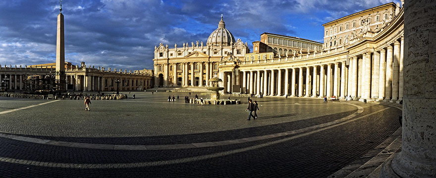 لذت بردن از میدان سینت پیتر (Saint Peter) قبل از ورود به باسیلیکا، واتیکان