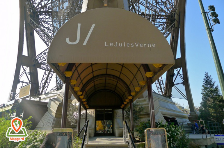 آسانسور اختصاصی برای رسیدن به رستوران ژول ورن (Jules Vernes) در برج ایفل