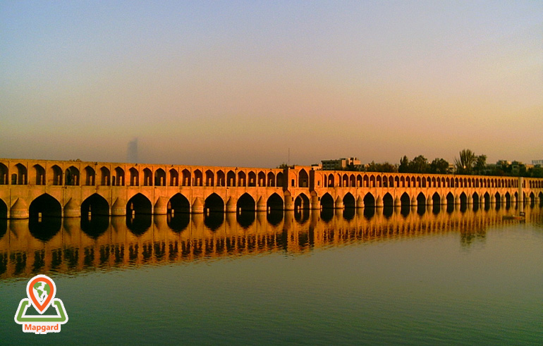 ساختار معماری سی و سه پل
