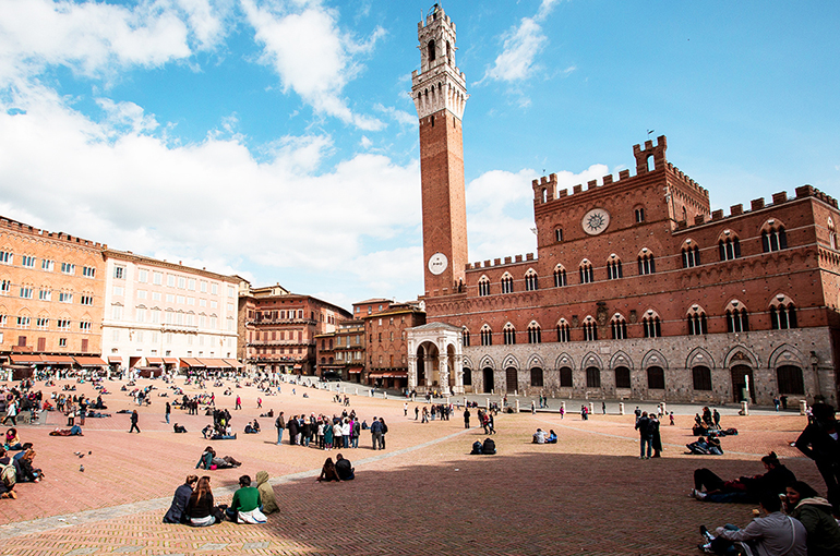 23) میدان پیازا دل کامپو (Piazza del Campo)