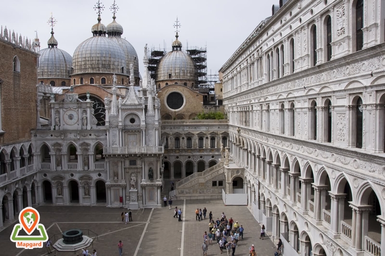 کاخ دوک در نزدیکی کلیسای جامع سینت مارکو (St. Mark's Basilica)