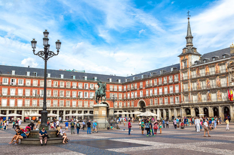 9) میدان پلازا مایور، مادرید (Plaza Mayor, Madrid)