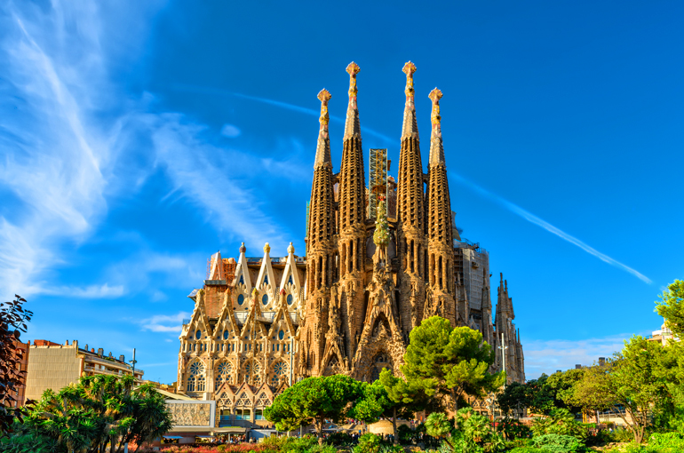 2) ساگرادا فامیلیا و گائودی، بارسلونا (Barcelona's Sagrada Familia and Gaudi Sites)