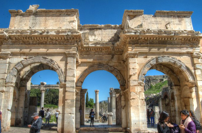 دروازه ماکائوس و میتریداتس (Gate of Macaeus and Mithridates)