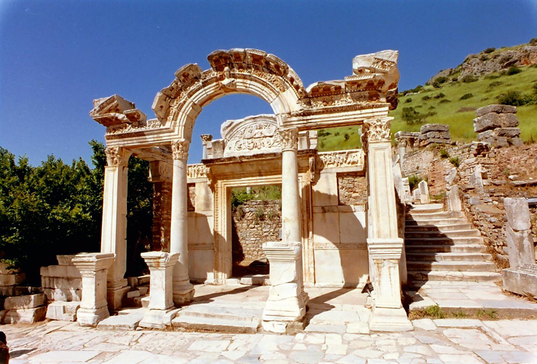 معبد هادریان (Hadrian's Temple)