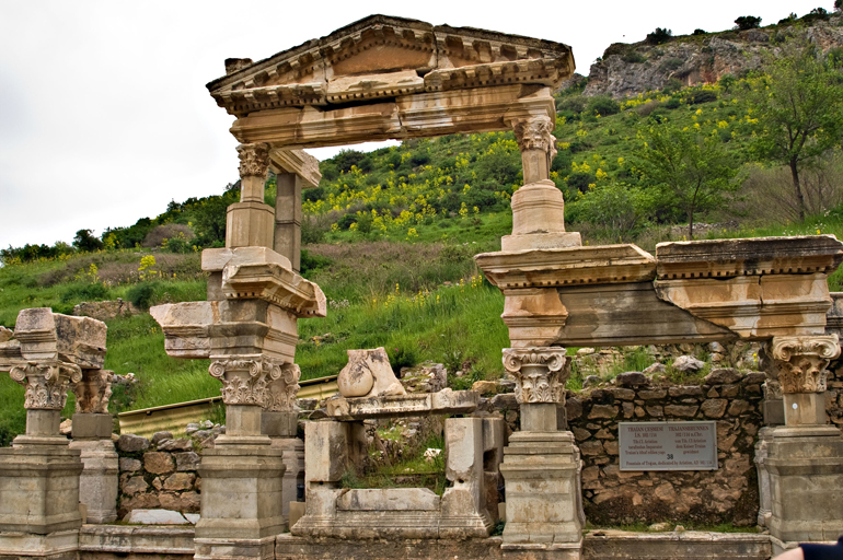 فواره تراجان (Fountain of Trajan) یا نیم فائوم (nymphaeum)