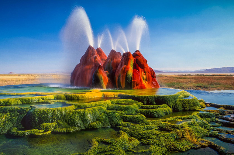 3) فواره فلای گیزر (The Fly Geyser) | نوادا (Nevada)