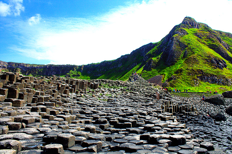 2) گذرگاه ساحلی غول پیکر (Giant’s Causeway) | ایرلند شمالی (Northern Ireland)