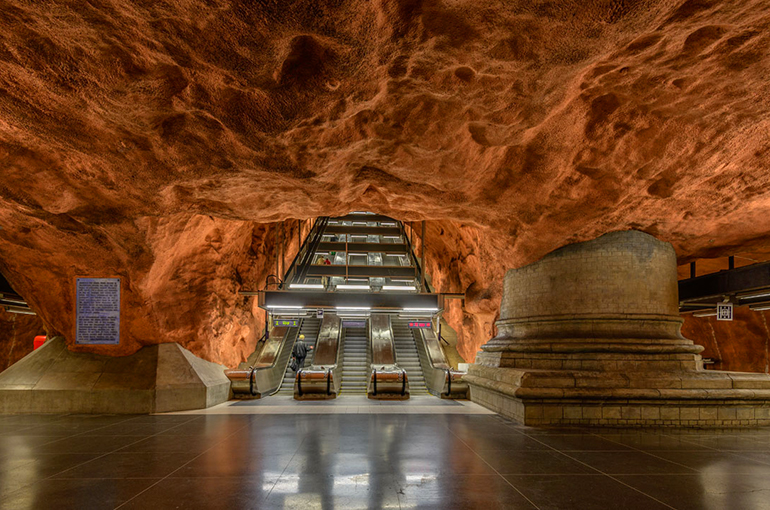 9) ایستگاه مترو رادهوست (Radhuset Metro Station)