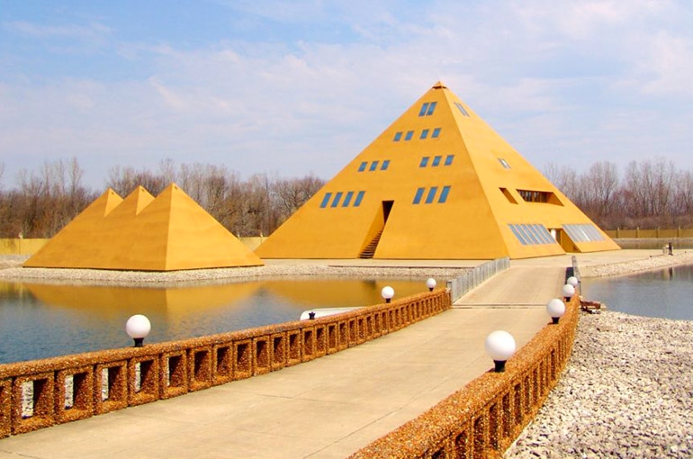 خانه هرم طلایی (Gold Pyramid House) | خانه ای با روکش طلا