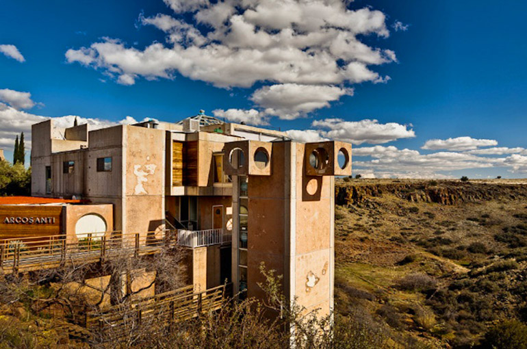 1) آرکوسانتی (Arcosanti)، میر (Mayer)، آریزونا (Arizona)