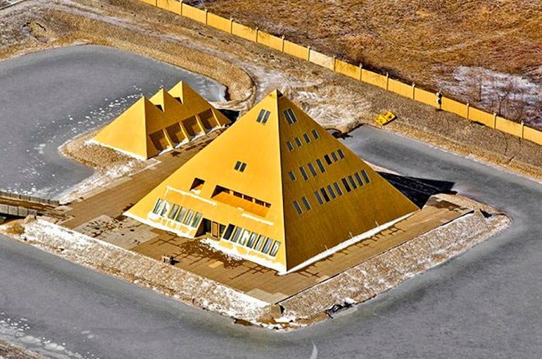 12) خانه هرم طلایی (Gold Pyramid House)، وادزورث (Wadsworth)، ایلینوی (Illinois)